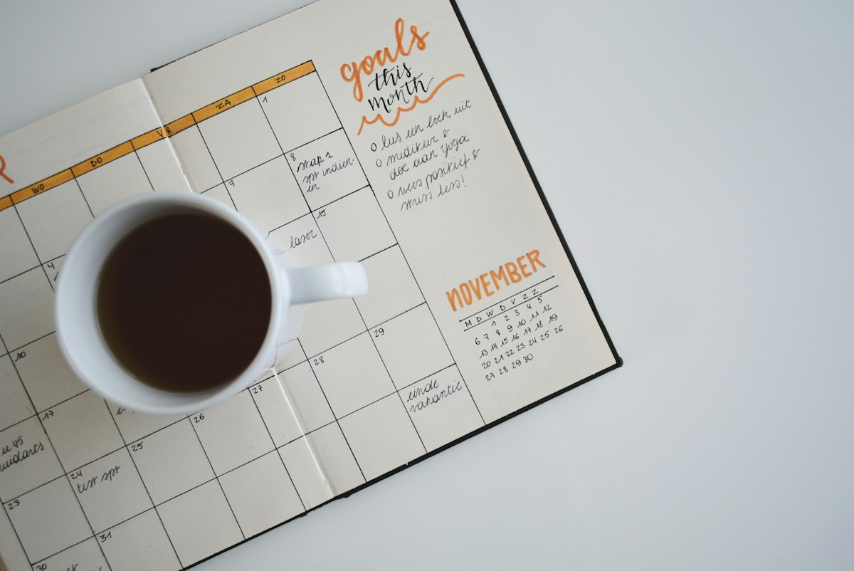Kalendar dinding yang menggambarkan penjejakan tarikh kitaran haid dan perancangan masa subur untuk pasangan
