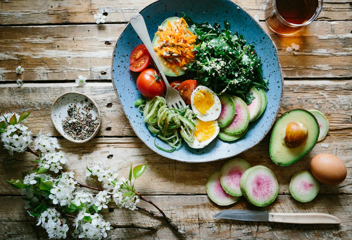 Hidangan sihat dengan sayur, buah dan protein sebagai rujukan tabiat pemakanan pra-kehamilan